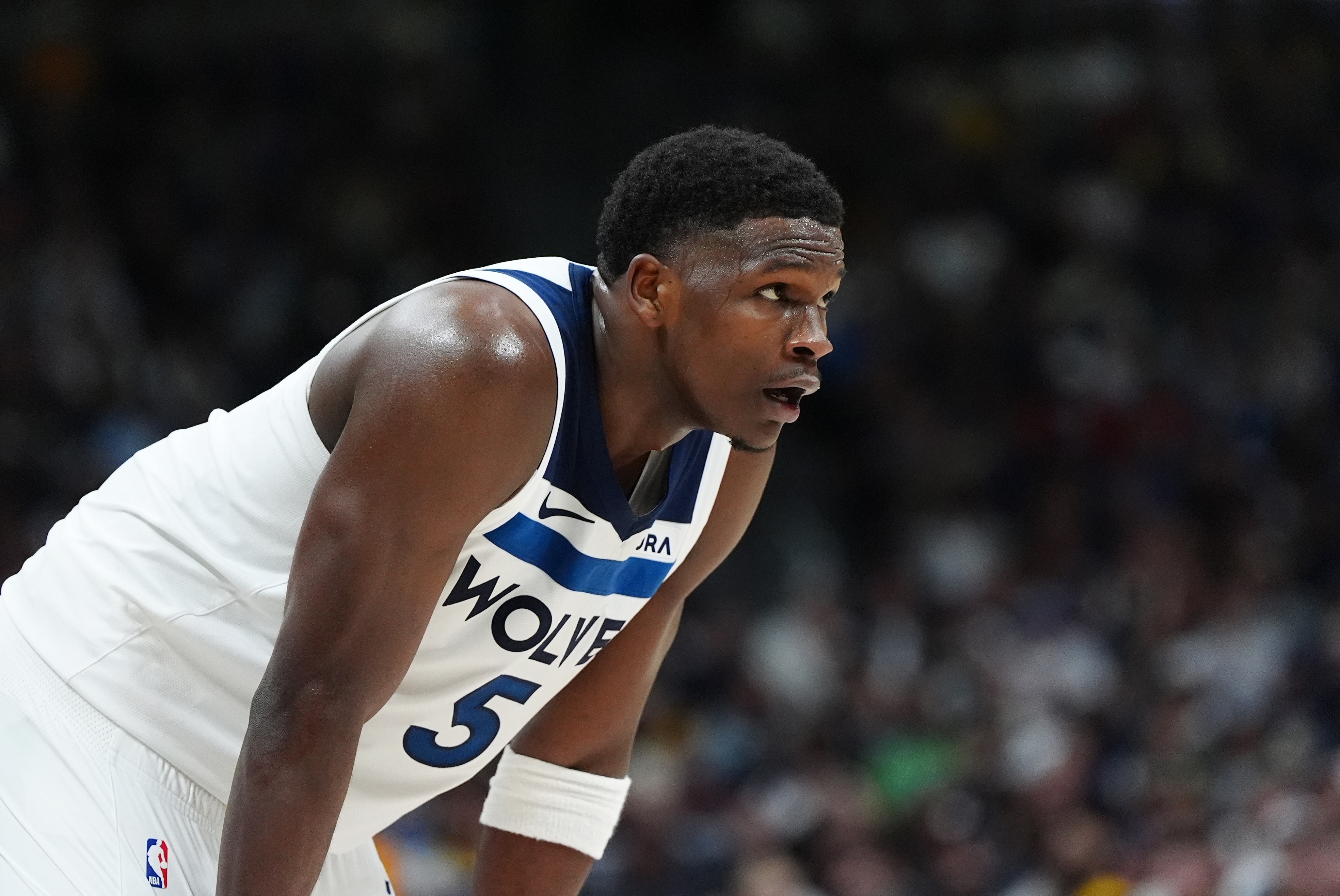 掘金球员赛后庆祝胜利展现团队凝聚力的简单介绍